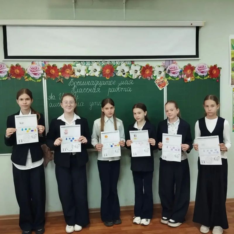 «Разговоры о важном». Новая учебная неделя в нашей гимназии началась традиционно с линейки и почётного права выноса флага Российской Федерации и флага Донецкой Народной Республики юнармейцами ВПК «Юные патриоты Донбасса»... «Разговоры о важном». Новая учебная неделя в нашей гимназии началась традиционно с линейки и почётного права выноса флага Российской Федерации и флага Донецкой Народной Республики юнармейцами ВПК «Юные патриоты Донбасса»...