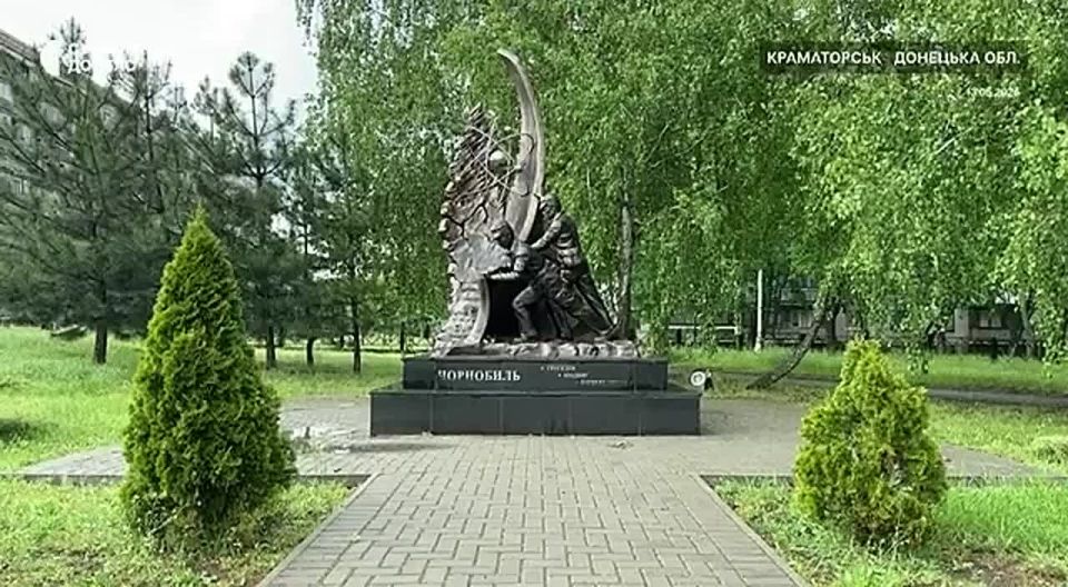 Из оккупированного ВСУ Краматорска в ДНР начали вывозить памятники