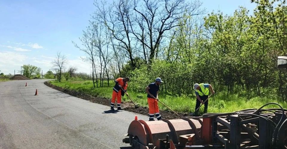 Хабаровские рабочие укрепили обочины в селе Новогригоровка г.о. Дебальцево Хабаровские рабочие укрепили обочины в селе Новогригоровка г.о. Дебальцево