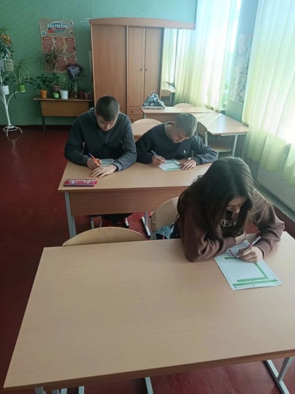 Новая неделя в ГБОУ "Луганская школа N 12 г.о. Дебальцево" стартовала по доброй традиции — с торжественной церемонии внесения Государственного флага Российской Федерации и исполнения гимна Новая неделя в ГБОУ "Луганская школа N 12 г.о. Дебальцево" стартовала по доброй традиции — с торжественной церемонии внесения Государственного флага Российской Федерации и исполнения гимна