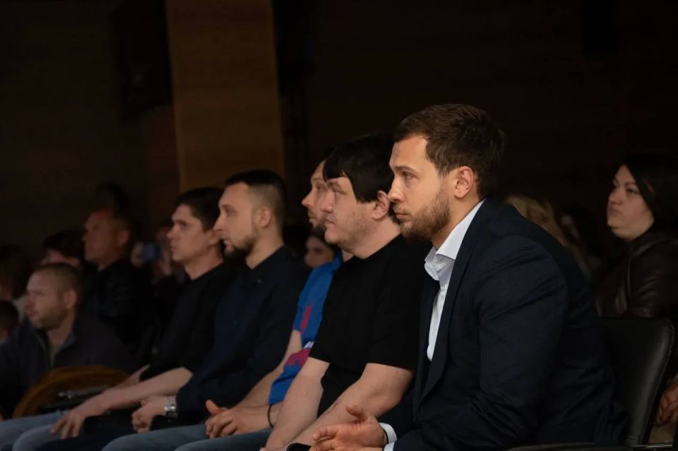 Вице-премьер Кирилл Макаров посетил презентацию игрового проекта «КУИНДЖИ, 93», посвящённого событиям весны 2022 года в Мариуполе Вице-премьер Кирилл Макаров посетил презентацию игрового проекта «КУИНДЖИ, 93», посвящённого событиям весны 2022 года в Мариуполе