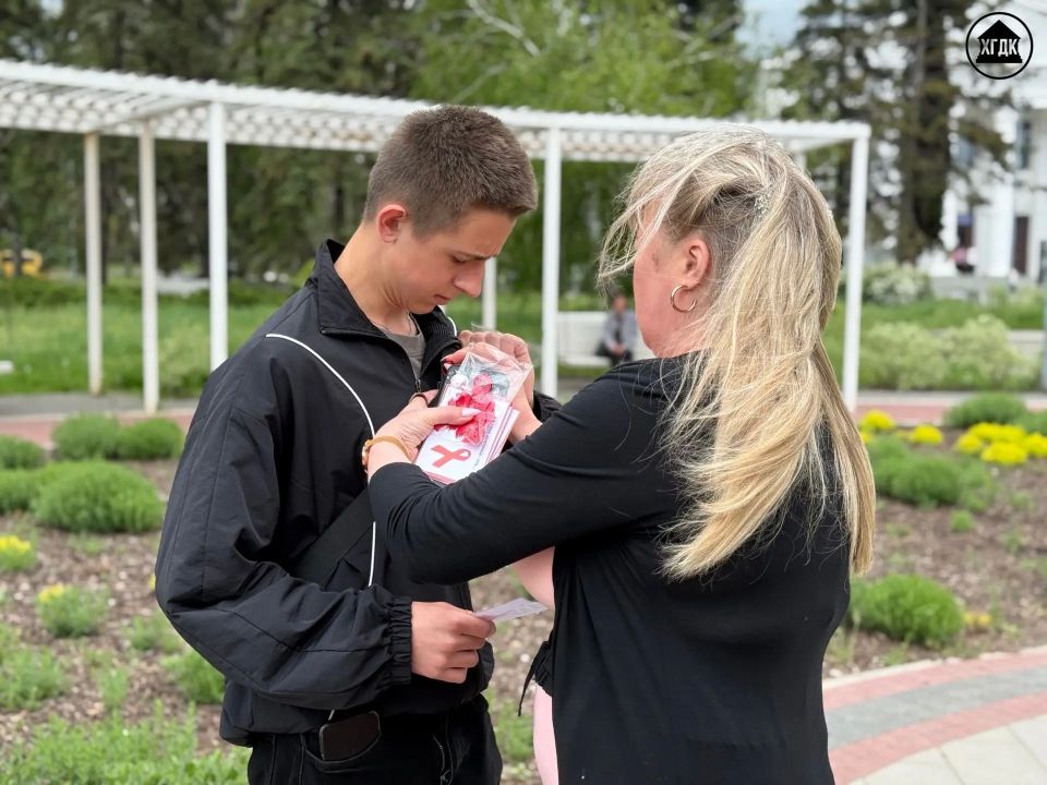 Сотрудники Харцызского городского Дворца культуры присоединились к акции, приуроченной ко Дню памяти людей, умерших от СПИДа Сотрудники Харцызского городского Дворца культуры присоединились к акции, приуроченной ко Дню памяти людей, умерших от СПИДа