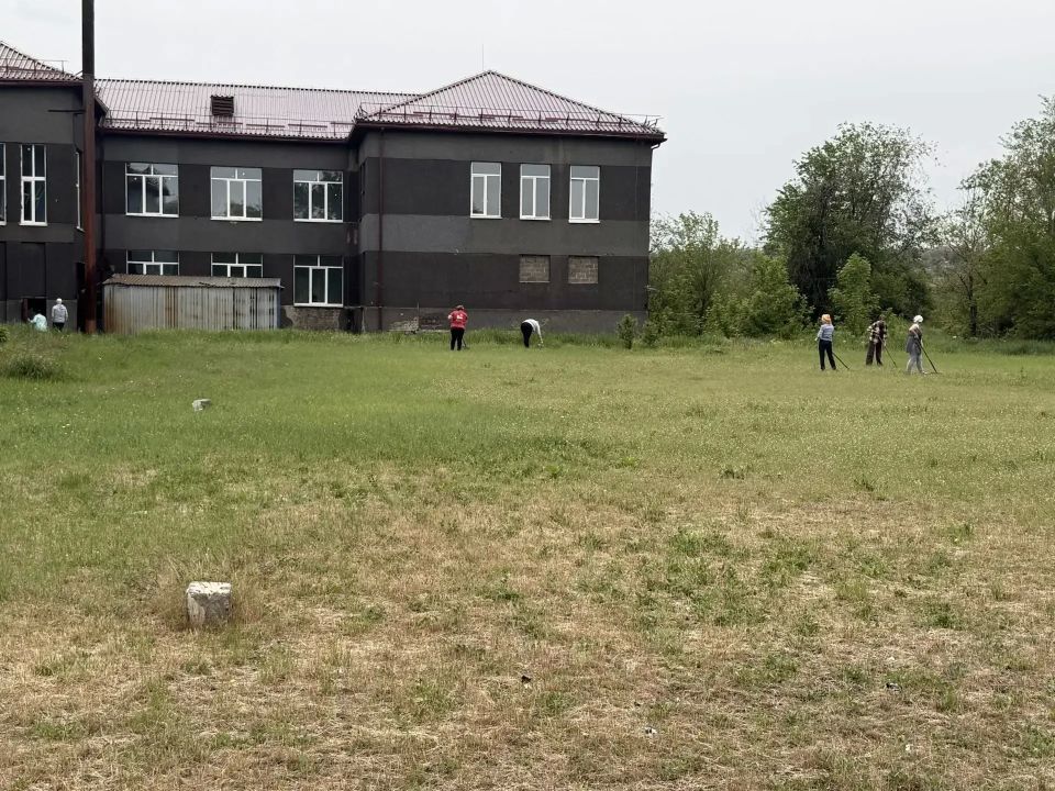 Сегодня, 18 мая, с целью приведения территории в надлежащее санитарное состояние в Кировском внутригородском районе города Макеевки предприятиями, организациями и учреждениями района продолжаются работы по покосу травы Сегодня, 18 мая, с целью приведения территории в надлежащее санитарное состояние в Кировском внутригородском районе города Макеевки предприятиями, организациями и учреждениями района продолжаются работы по покосу травы