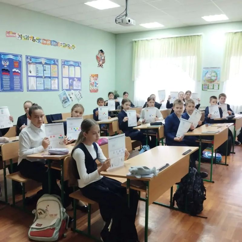 «Разговоры о важном». Новая учебная неделя в нашей гимназии началась традиционно с линейки и почётного права выноса флага Российской Федерации и флага Донецкой Народной Республики юнармейцами ВПК «Юные патриоты Донбасса»... «Разговоры о важном». Новая учебная неделя в нашей гимназии началась традиционно с линейки и почётного права выноса флага Российской Федерации и флага Донецкой Народной Республики юнармейцами ВПК «Юные патриоты Донбасса»...
