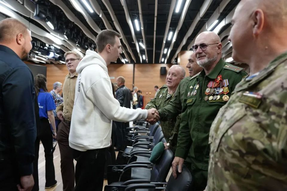 Вице-премьер Кирилл Макаров посетил презентацию игрового проекта «КУИНДЖИ, 93», посвящённого событиям весны 2022 года в Мариуполе Вице-премьер Кирилл Макаров посетил презентацию игрового проекта «КУИНДЖИ, 93», посвящённого событиям весны 2022 года в Мариуполе