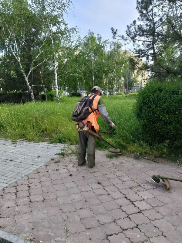 Наши коммунальные службы продолжают активный покос травы Наши коммунальные службы продолжают активный покос травы