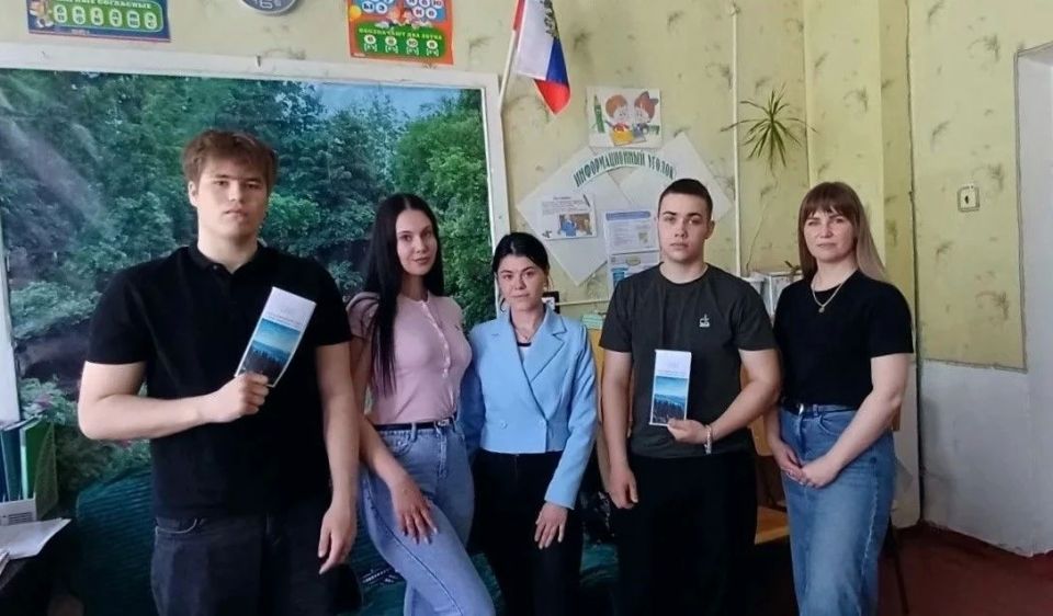 Сотрудники сектора молодежной политики и сектора по физической культуре, спорту и туризму администрации городского округа Торез провели воспитательную беседу с молодыми людьми, состоящими на учёте комиссии по делам... Сотрудники сектора молодежной политики и сектора по физической культуре, спорту и туризму администрации городского округа Торез провели воспитательную беседу с молодыми людьми, состоящими на учёте комиссии по делам...