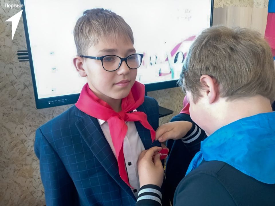 Как пионерский галстук превратился в значок Первых? Как пионерский галстук превратился в значок Первых?