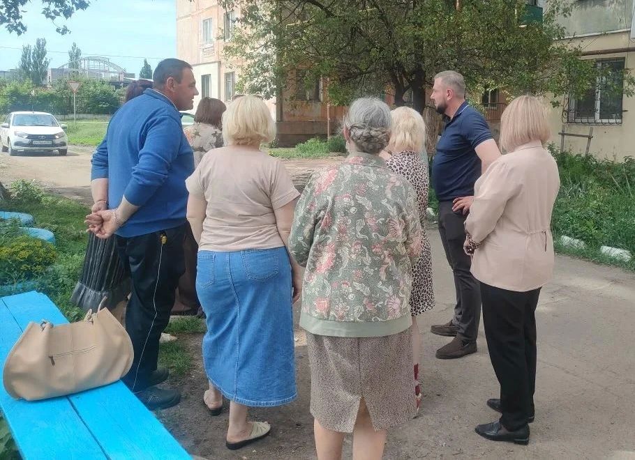 По поручнию Главы ДНР Дениса Пушилина, 19 мая, спикер-активист Алексей Боршош и депутат Народного Совета Наталья Бурцева провели встречу с жителями Кировского района на подведомственной территории по адресу: квартал... По поручнию Главы ДНР Дениса Пушилина, 19 мая, спикер-активист Алексей Боршош и депутат Народного Совета Наталья Бурцева провели встречу с жителями Кировского района на подведомственной территории по адресу: квартал...