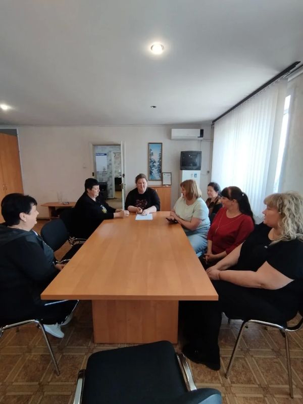 Депутат Тельмановского муниципального совета Юлия Налбат провела рабочую встречу с сотрудниками отдела образования Администрации Тельмановского муниципального округа