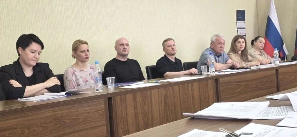 РАБОТА КОМИТЕТОВ. В Донецком городском совете прошли заседания профильных комитетов, в ходе которых депутаты обсудили ключевые вопросы: Проект муниципальной программы переселения граждан из аварийного жилищного фонда РАБОТА КОМИТЕТОВ. В Донецком городском совете прошли заседания профильных комитетов, в ходе которых депутаты обсудили ключевые вопросы: Проект муниципальной программы переселения граждан из аварийного жилищного фонда