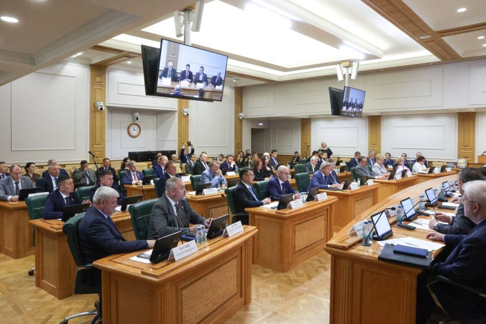 Александр Волошин: #Работа_в_СФ. Сегодня в Совете Федерации принял участие в совместном заседании комитетов по конституционному законодательству и государственному строительству, по обороне и безопасности, а также по... Александр Волошин: #Работа_в_СФ. Сегодня в Совете Федерации принял участие в совместном заседании комитетов по конституционному законодательству и государственному строительству, по обороне и безопасности, а также по...