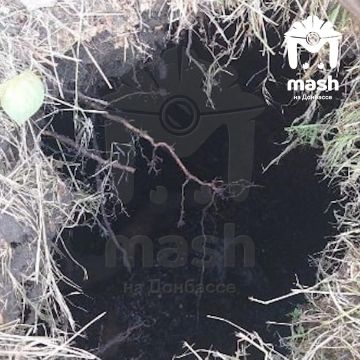 Старый обрушающийся колодец забирает под землю двор в центре Донецка