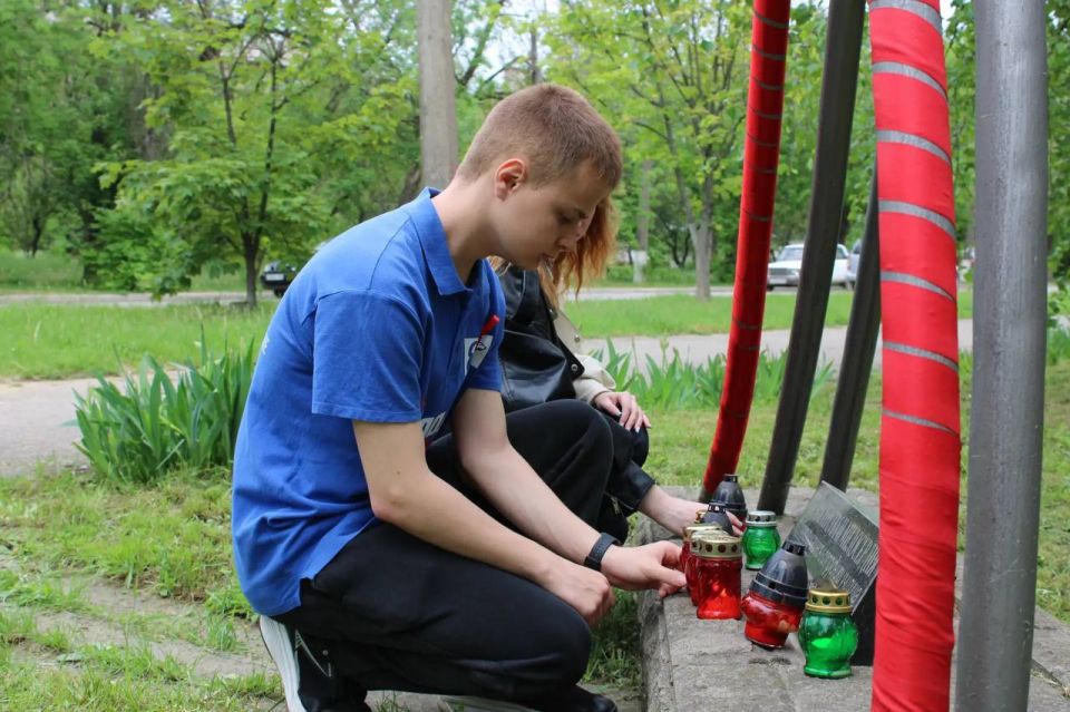 18 мая в рамках акции «День памяти умерших от СПИДа», отдел молодежной политики администрации городского округа Горловка совместно с волонтерами провели мероприятие, чтобы почтить память всех, кого унесла эта болезнь 18 мая в рамках акции «День памяти умерших от СПИДа», отдел молодежной политики администрации городского округа Горловка совместно с волонтерами провели мероприятие, чтобы почтить память всех, кого унесла эта болезнь