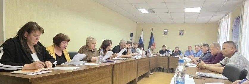 РАБОТА КОМИТЕТОВ. Сергей Скиданов провел заседание постоянного комитета по вопросам городского хозяйства и муниципальной собственности с участием председателя Донецкого городского совета Юрия Атаманова, руководителей... РАБОТА КОМИТЕТОВ. Сергей Скиданов провел заседание постоянного комитета по вопросам городского хозяйства и муниципальной собственности с участием председателя Донецкого городского совета Юрия Атаманова, руководителей...