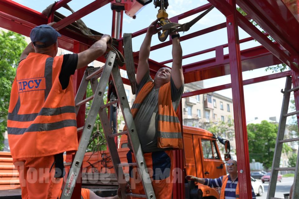 Не только к праздникам: в центре Донецка обновляют остановочные павильоны Не только к праздникам: в центре Донецка обновляют остановочные павильоны
