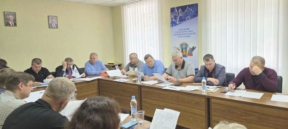 РАБОТА КОМИТЕТОВ. Сергей Скиданов провел заседание постоянного комитета по вопросам городского хозяйства и муниципальной собственности с участием председателя Донецкого городского совета Юрия Атаманова, руководителей... РАБОТА КОМИТЕТОВ. Сергей Скиданов провел заседание постоянного комитета по вопросам городского хозяйства и муниципальной собственности с участием председателя Донецкого городского совета Юрия Атаманова, руководителей...