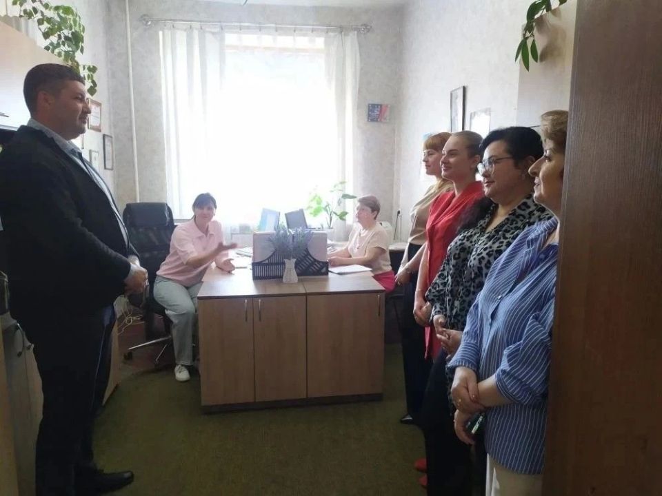 19 мая заместитель главы администрации городского округа Торез Александр Люлькович провел встречу с трудовым коллективом отдела экономики, прогнозирования и социально-экономического развития администрации городского округа...