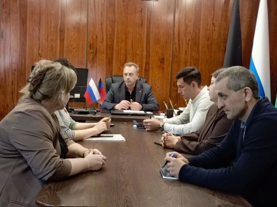 Сегодня провел еженедельное аппаратное совещание с начальниками отделов, секторов и структурных подразделений Администрации округа