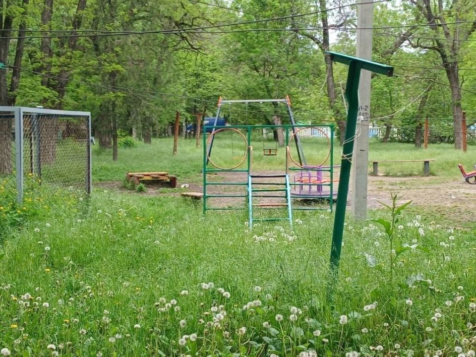 Маленькие добрые дела. К депутату Докучаевского городского совета Донецкой Народной Республики (первого созыва) от фракции Единой России Виктору Баркалову поступили обращения от жителей домов по улице Лихолетова