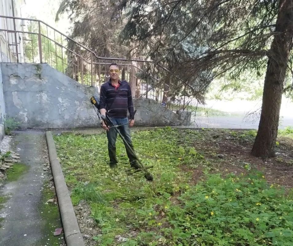 19 мая, с целью приведения территории в надлежащее санитарное состояние в Кировском внутригородском районе города Макеевки ведутся работы по покосу травы на территории Муниципального бюджетного учреждения «Городской дворец... 19 мая, с целью приведения территории в надлежащее санитарное состояние в Кировском внутригородском районе города Макеевки ведутся работы по покосу травы на территории Муниципального бюджетного учреждения «Городской дворец...