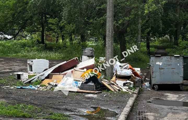 «Достали, свиньи»: жители Пролетарки просят убрать стихийную свалку возле дома 3 по Щетинина «Достали, свиньи»: жители Пролетарки просят убрать стихийную свалку возле дома 3 по Щетинина