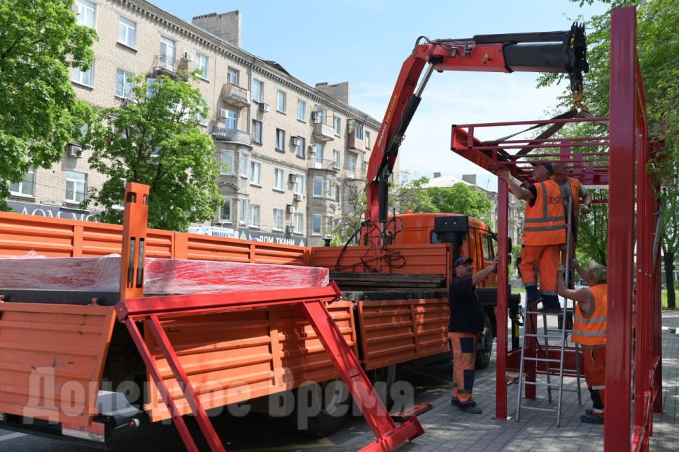 Не только к праздникам: в центре Донецка обновляют остановочные павильоны Не только к праздникам: в центре Донецка обновляют остановочные павильоны