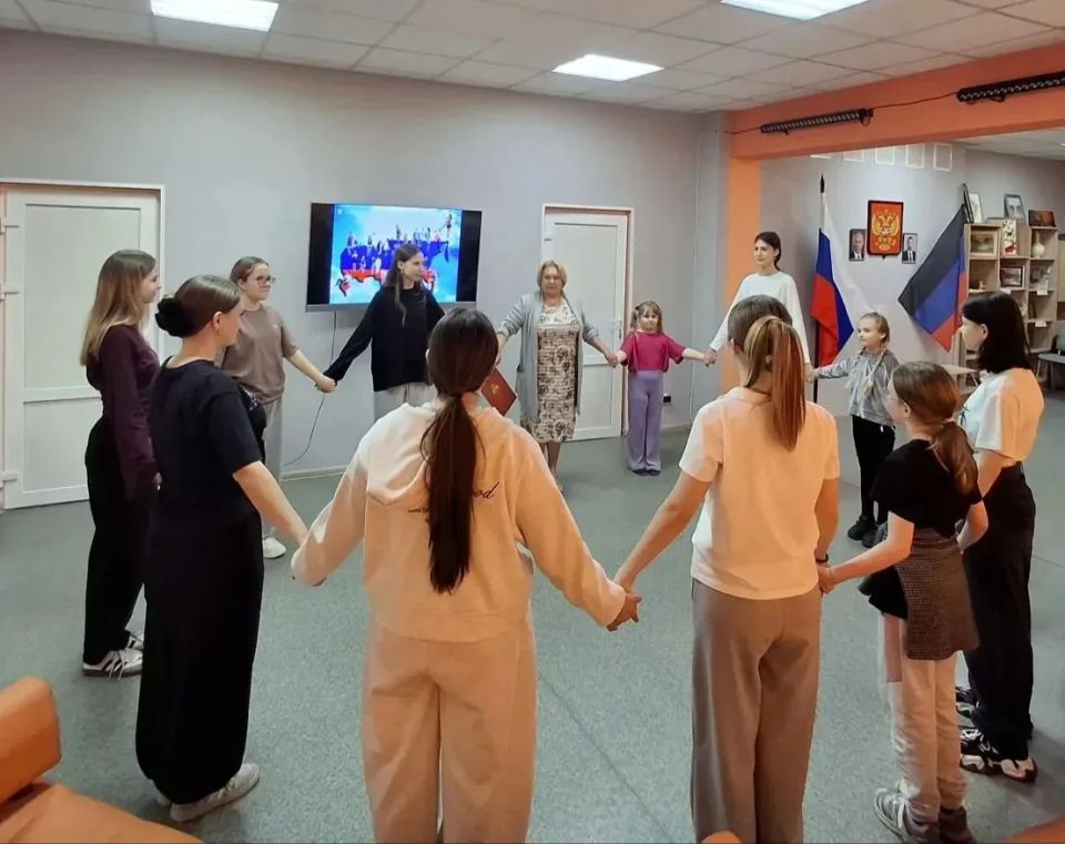 В молодежном отделе Светлодарского городского Дворца культуры состоялась беседа "Мы - патриоты своей Родины - России" В молодежном отделе Светлодарского городского Дворца культуры состоялась беседа "Мы - патриоты своей Родины - России"