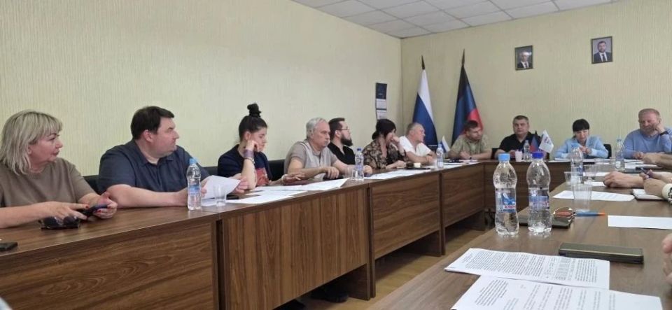 РАБОТА КОМИТЕТОВ. В Донецком городском совете прошли заседания профильных комитетов, в ходе которых депутаты обсудили ключевые вопросы: Проект муниципальной программы переселения граждан из аварийного жилищного фонда РАБОТА КОМИТЕТОВ. В Донецком городском совете прошли заседания профильных комитетов, в ходе которых депутаты обсудили ключевые вопросы: Проект муниципальной программы переселения граждан из аварийного жилищного фонда