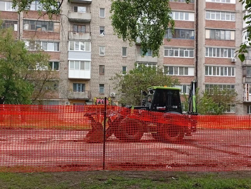 Во дворе дома № 24 в микрорайоне Центральном полным ходом идет строительство новой детской площадки Во дворе дома № 24 в микрорайоне Центральном полным ходом идет строительство новой детской площадки