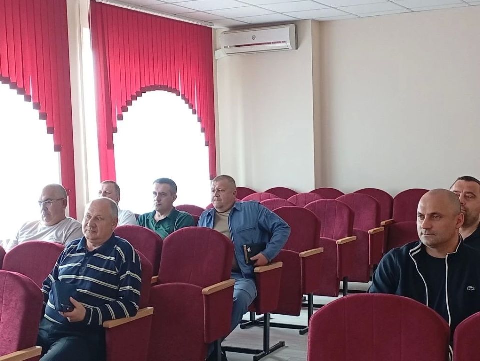 Вместе с заместителем губернатора Челябинской области Александром Лазаревым провели рабочее совещание с представителями подрядных организаций, задействованных в восстановлении жилых домов и социальных объектов, строительству... Вместе с заместителем губернатора Челябинской области Александром Лазаревым провели рабочее совещание с представителями подрядных организаций, задействованных в восстановлении жилых домов и социальных объектов, строительству...