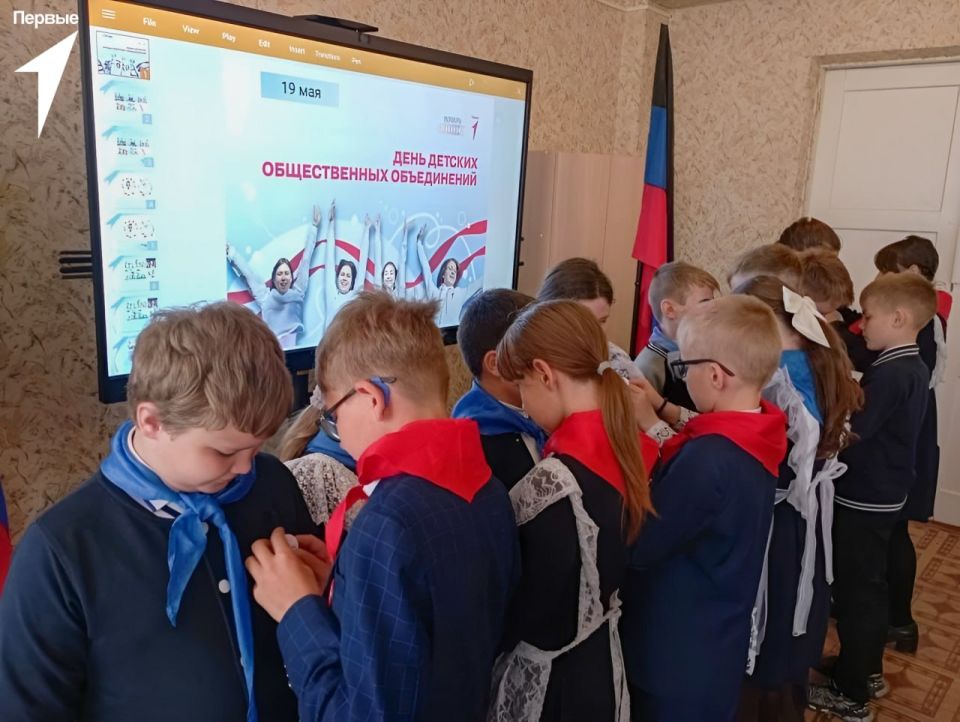 Как пионерский галстук превратился в значок Первых? Как пионерский галстук превратился в значок Первых?
