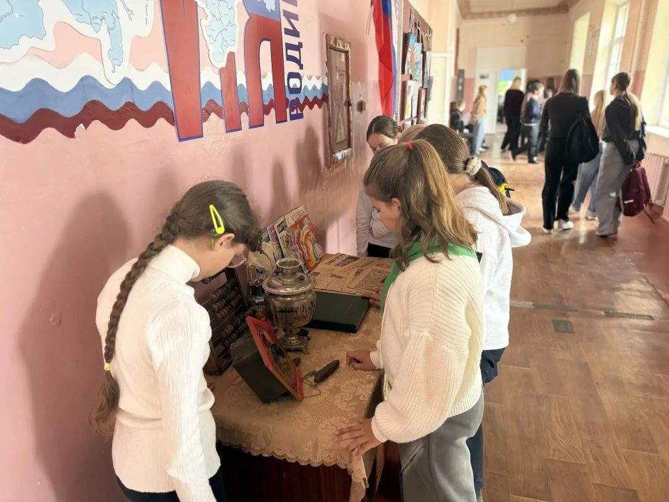 В рамках всероссийской акции "Хранители времени " обучающиеся ГБОУ «Средняя школа № 4 г.о. Харцызск» присоединились к акции "Семейный артефакт", в рамках которой участники предоставили дорогие семейные реликвии, которые... В рамках всероссийской акции "Хранители времени " обучающиеся ГБОУ «Средняя школа № 4 г.о. Харцызск» присоединились к акции "Семейный артефакт", в рамках которой участники предоставили дорогие семейные реликвии, которые...