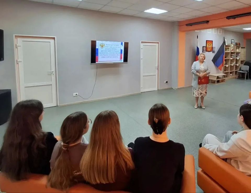 В молодежном отделе Светлодарского городского Дворца культуры состоялась беседа "Мы - патриоты своей Родины - России"