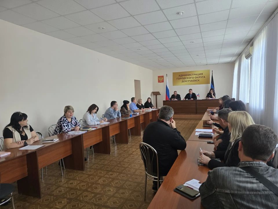 Плановое аппаратное совещание прошло с руководителями предприятий, организаций, учреждений города 19.05.2026 г