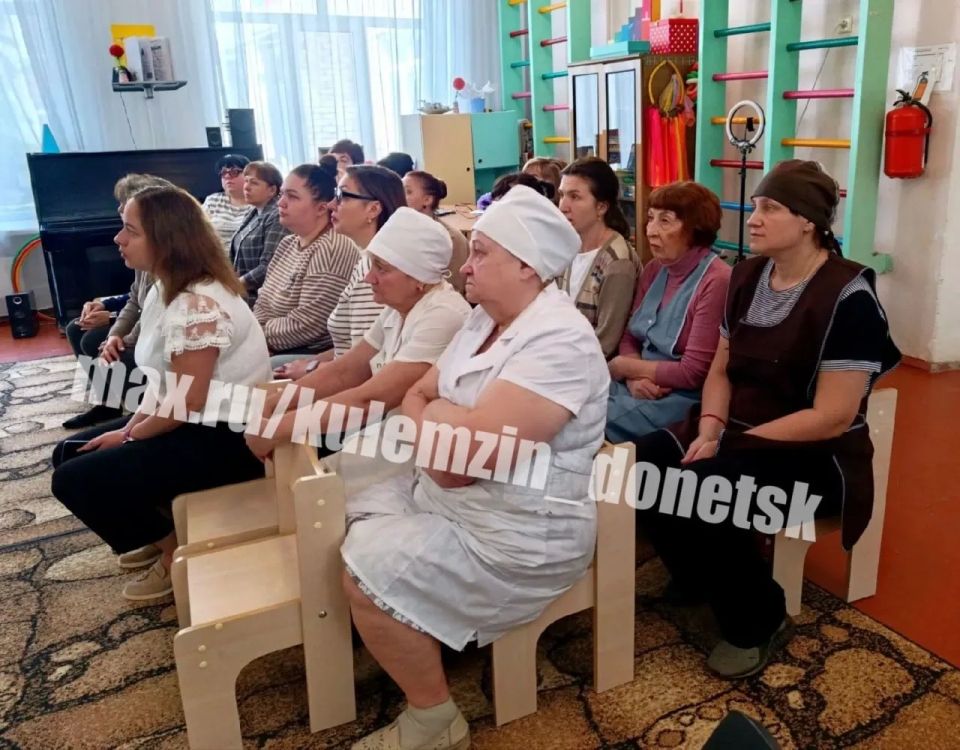 Сегодня в Петровском районе состоялась рабочая встреча заместителя главы администрации г.о. Донецк с трудовым коллективом детского сада №386 Сегодня в Петровском районе состоялась рабочая встреча заместителя главы администрации г.о. Донецк с трудовым коллективом детского сада №386