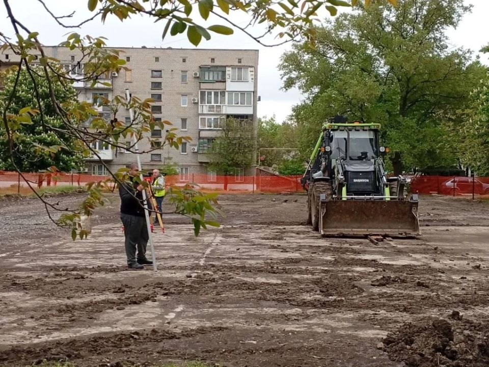 Во дворе дома № 24 в микрорайоне Центральном полным ходом идет строительство новой детской площадки Во дворе дома № 24 в микрорайоне Центральном полным ходом идет строительство новой детской площадки