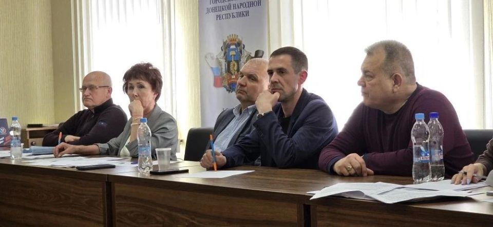 РАБОТА КОМИТЕТОВ. В Донецком городском совете прошли заседания профильных комитетов, в ходе которых депутаты обсудили ключевые вопросы: Проект муниципальной программы переселения граждан из аварийного жилищного фонда РАБОТА КОМИТЕТОВ. В Донецком городском совете прошли заседания профильных комитетов, в ходе которых депутаты обсудили ключевые вопросы: Проект муниципальной программы переселения граждан из аварийного жилищного фонда
