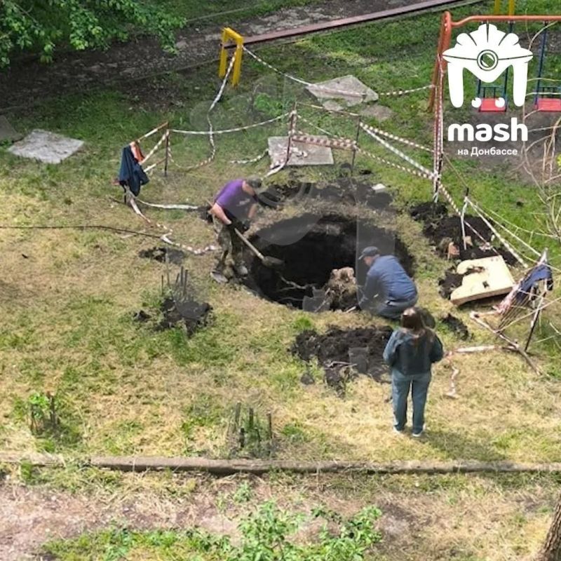 Огромная яма появилась на детской площадке в самом центре Донецка Огромная яма появилась на детской площадке в самом центре Донецка