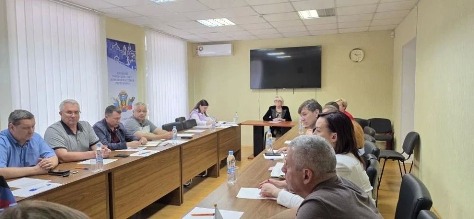 РАБОТА КОМИТЕТОВ. В Донецком городском совете прошли заседания профильных комитетов, в ходе которых депутаты обсудили ключевые вопросы: Проект муниципальной программы переселения граждан из аварийного жилищного фонда РАБОТА КОМИТЕТОВ. В Донецком городском совете прошли заседания профильных комитетов, в ходе которых депутаты обсудили ключевые вопросы: Проект муниципальной программы переселения граждан из аварийного жилищного фонда