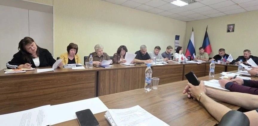 РАБОТА КОМИТЕТОВ. Сергей Скиданов провел заседание постоянного комитета по вопросам городского хозяйства и муниципальной собственности с участием председателя Донецкого городского совета Юрия Атаманова, руководителей... РАБОТА КОМИТЕТОВ. Сергей Скиданов провел заседание постоянного комитета по вопросам городского хозяйства и муниципальной собственности с участием председателя Донецкого городского совета Юрия Атаманова, руководителей...