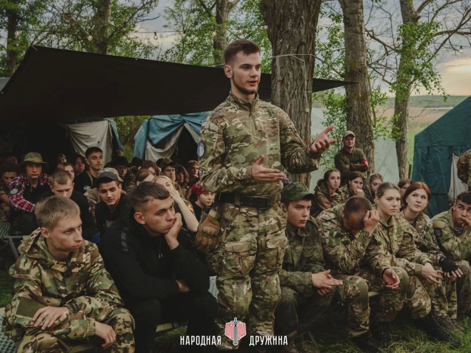 Этого очень долго ждали. В Донецкой Народной Республике прошли первые межрегиональные полевые сборы Народной Дружины «Регион 180», объединившие более 100 представителей молодежи ДНР, Запорожской области и представителей... Этого очень долго ждали. В Донецкой Народной Республике прошли первые межрегиональные полевые сборы Народной Дружины «Регион 180», объединившие более 100 представителей молодежи ДНР, Запорожской области и представителей...