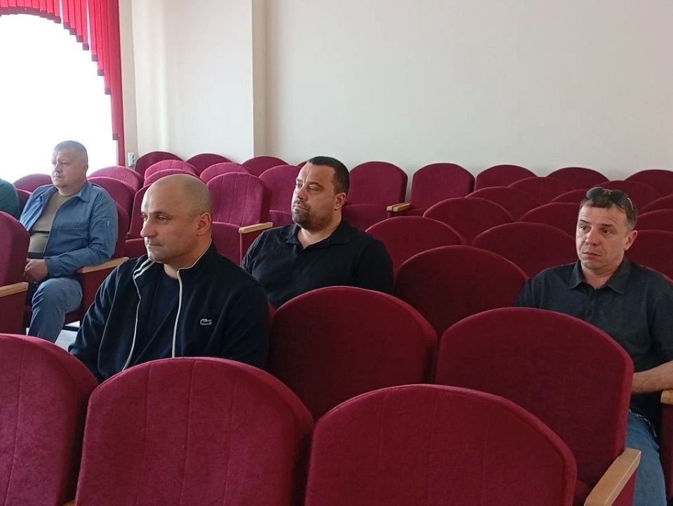 Вместе с заместителем губернатора Челябинской области Александром Лазаревым провели рабочее совещание с представителями подрядных организаций, задействованных в восстановлении жилых домов и социальных объектов, строительству... Вместе с заместителем губернатора Челябинской области Александром Лазаревым провели рабочее совещание с представителями подрядных организаций, задействованных в восстановлении жилых домов и социальных объектов, строительству...