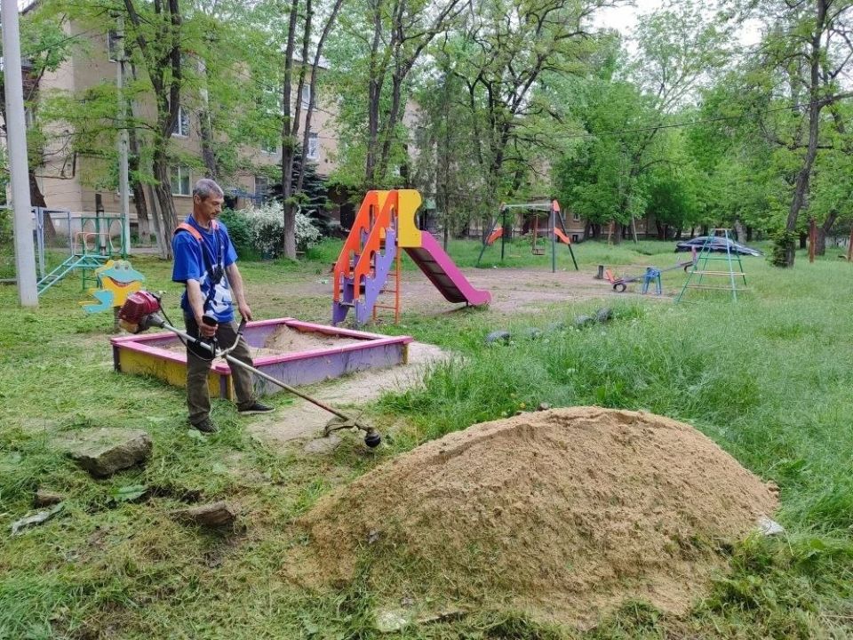 Маленькие добрые дела. К депутату Докучаевского городского совета Донецкой Народной Республики (первого созыва) от фракции Единой России Виктору Баркалову поступили обращения от жителей домов по улице Лихолетова Маленькие добрые дела. К депутату Докучаевского городского совета Донецкой Народной Республики (первого созыва) от фракции Единой России Виктору Баркалову поступили обращения от жителей домов по улице Лихолетова
