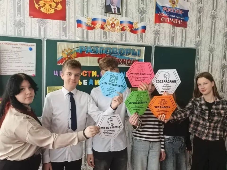 Активисты проекта Единой России "Крепкая семья" организовали в школах открытые уроки про семейные ценности Активисты проекта Единой России "Крепкая семья" организовали в школах открытые уроки про семейные ценности