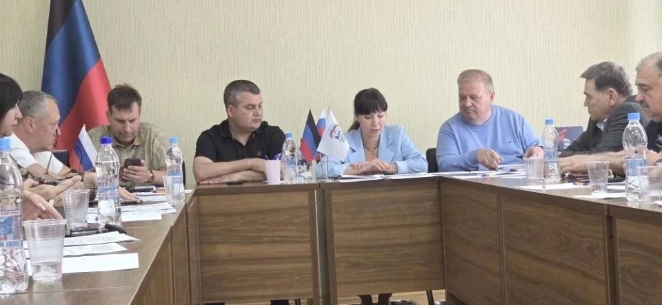 РАБОТА КОМИТЕТОВ. В Донецком городском совете прошли заседания профильных комитетов, в ходе которых депутаты обсудили ключевые вопросы: Проект муниципальной программы переселения граждан из аварийного жилищного фонда РАБОТА КОМИТЕТОВ. В Донецком городском совете прошли заседания профильных комитетов, в ходе которых депутаты обсудили ключевые вопросы: Проект муниципальной программы переселения граждан из аварийного жилищного фонда