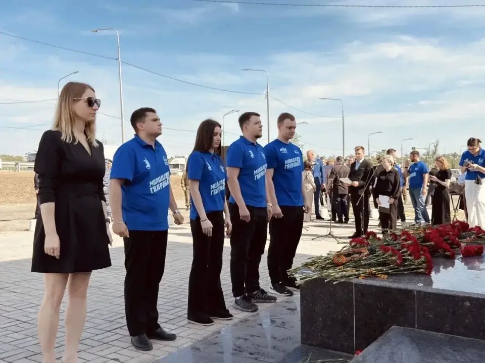 В День освобождения Мариуполя активисты «Молодой Гвардии» возложили цветы к памятнику погибшим работникам Азовстали В День освобождения Мариуполя активисты «Молодой Гвардии» возложили цветы к памятнику погибшим работникам Азовстали