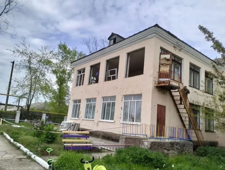 В детском саду № 6 Харцызска обновляют окна при поддержке Нижегородской области