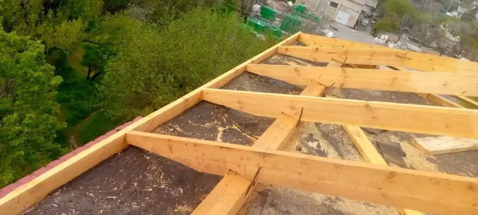 Самарские строители ремонтируют кровлю жилого дома в Снежном Самарские строители ремонтируют кровлю жилого дома в Снежном