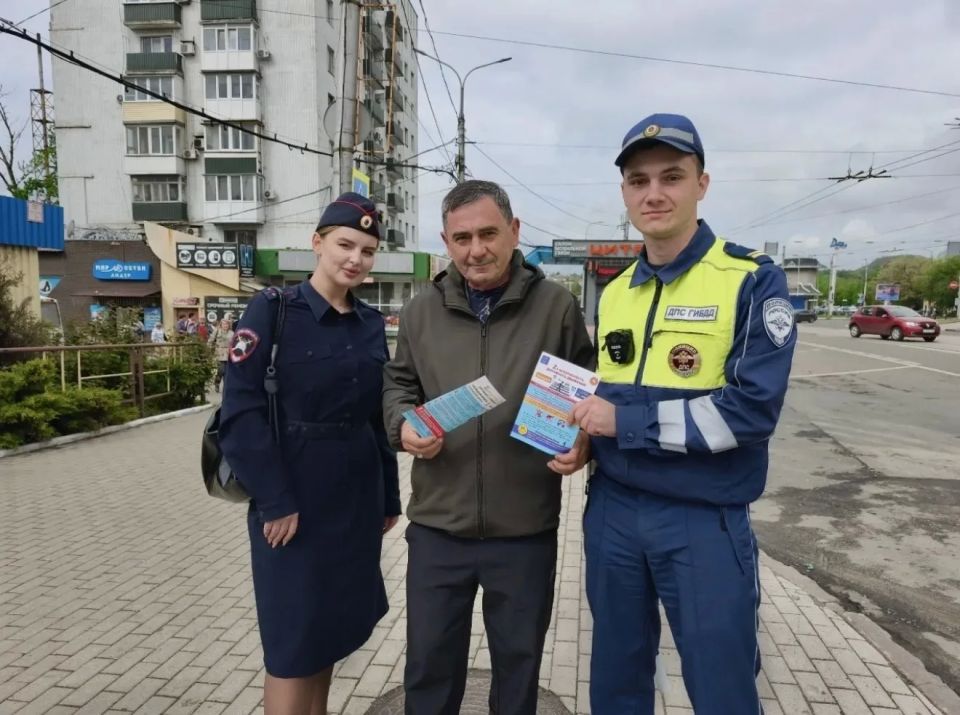 Полицейские ведут профилактическую работу в Донецке Полицейские ведут профилактическую работу в Донецке